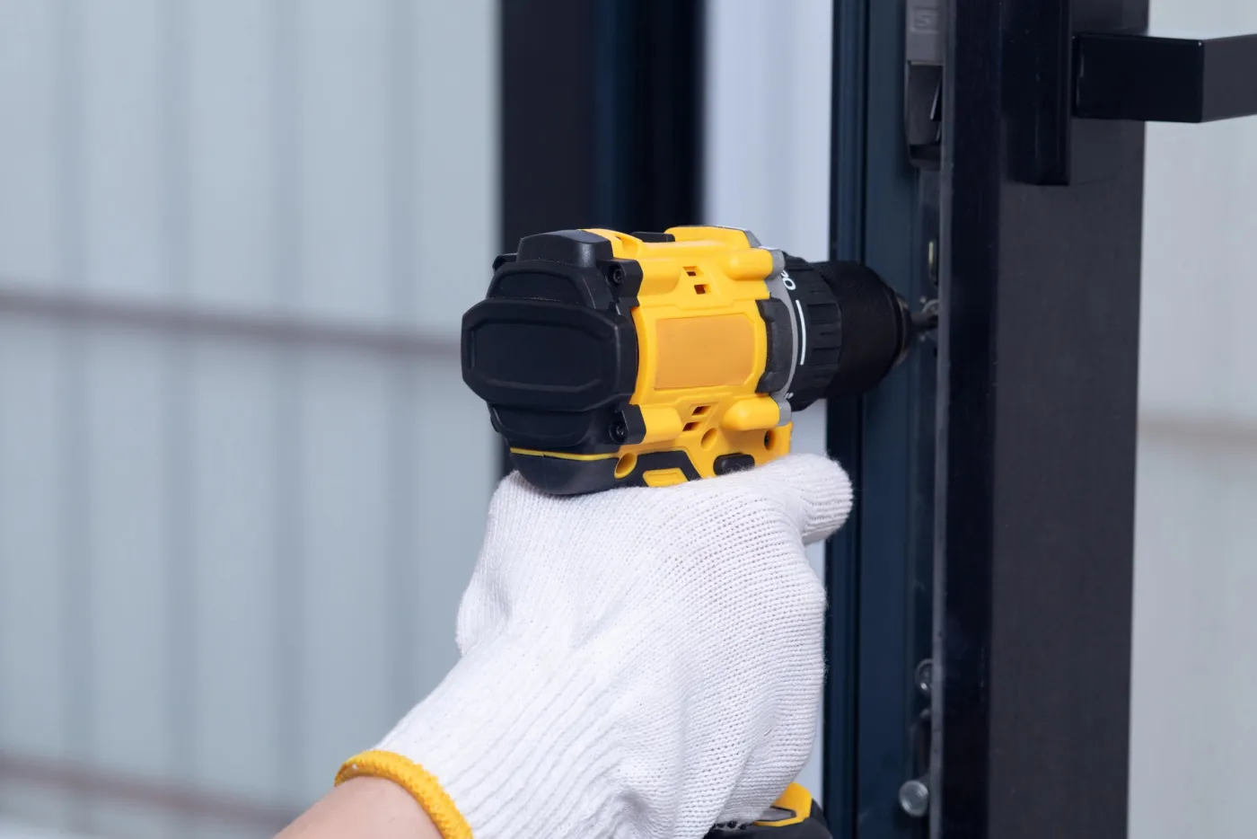Pose d'une serrure de sûreté sur une porte de pavillon en Essonne
